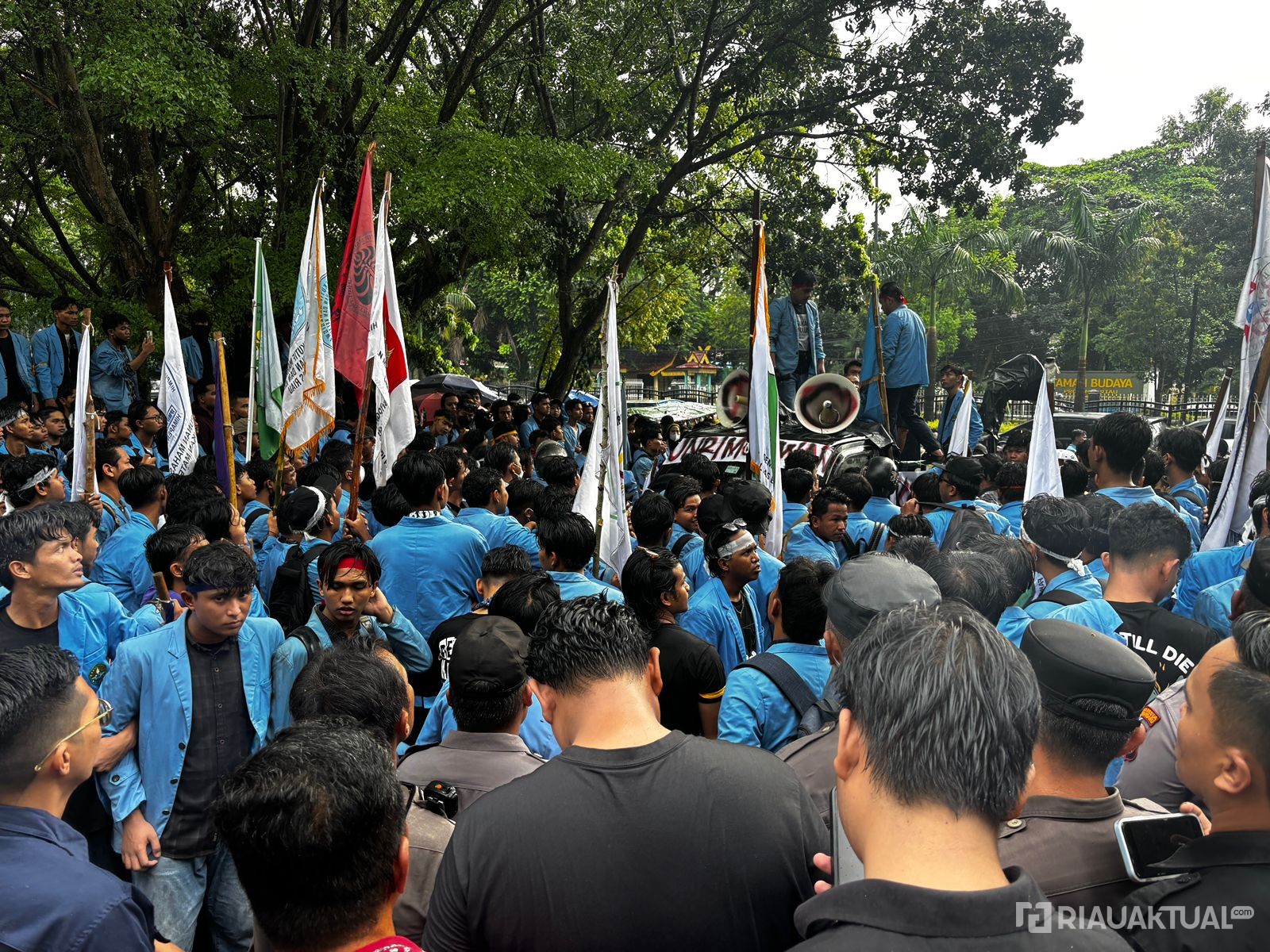 Ratusan Mahasiswa Unri Kepung DPRD Riau, Tuntut Reformasi TNI-Polri dan Evaluasi Program Pusat