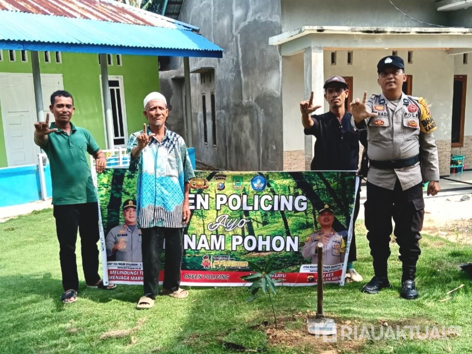 Polsek Rimba Melintang Tanam Pohon di Musalla, Dukung Program Green Policing di Rohil