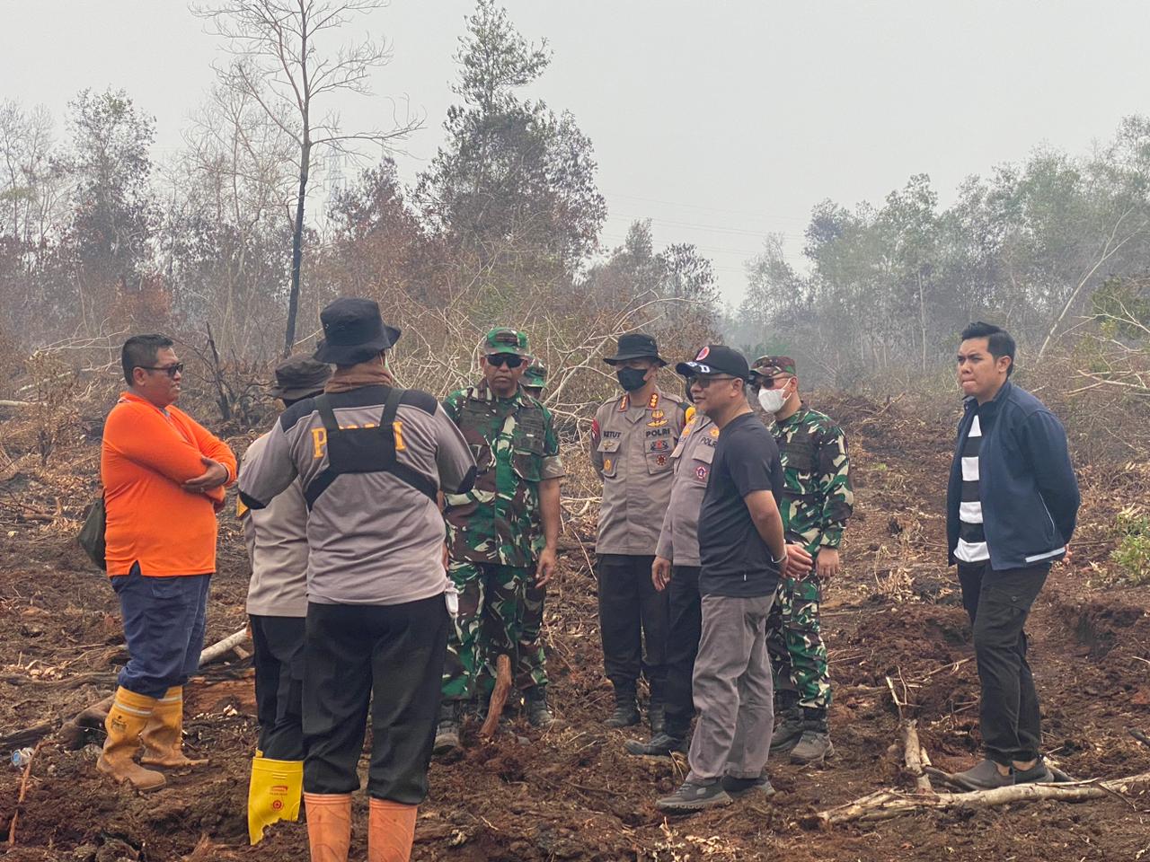 Kombes I Ketut Adi Wibawa Tinjau dan Ikut Padamkan Karhutla di Dumai