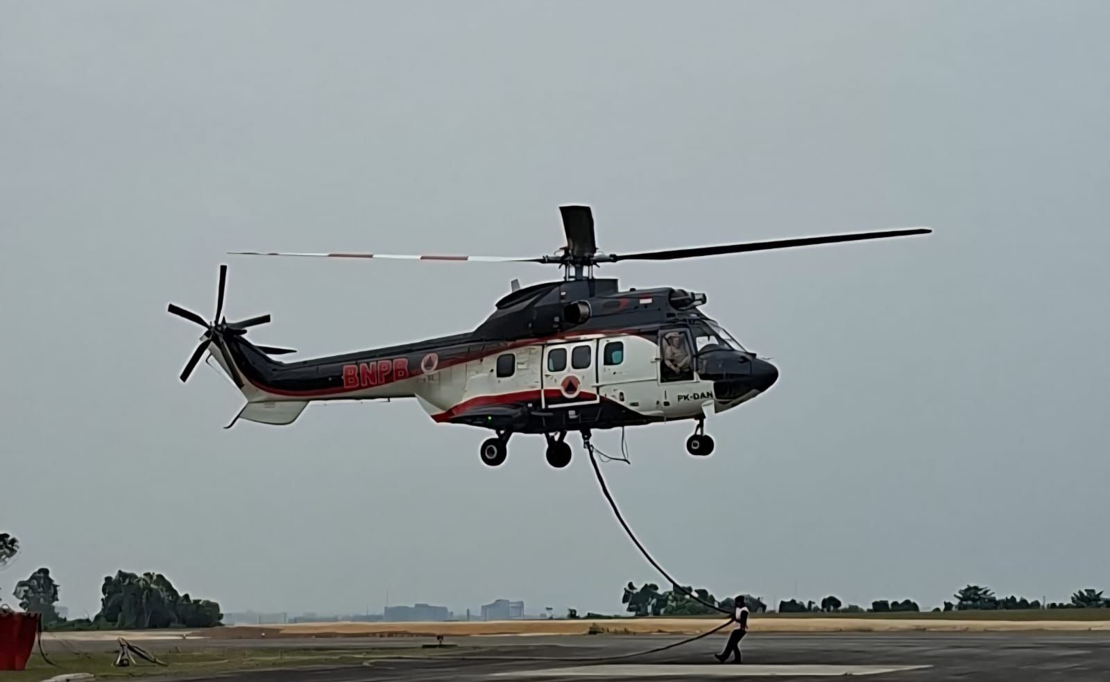 Riau Dapat Bantuan Helikopter Water Bombing