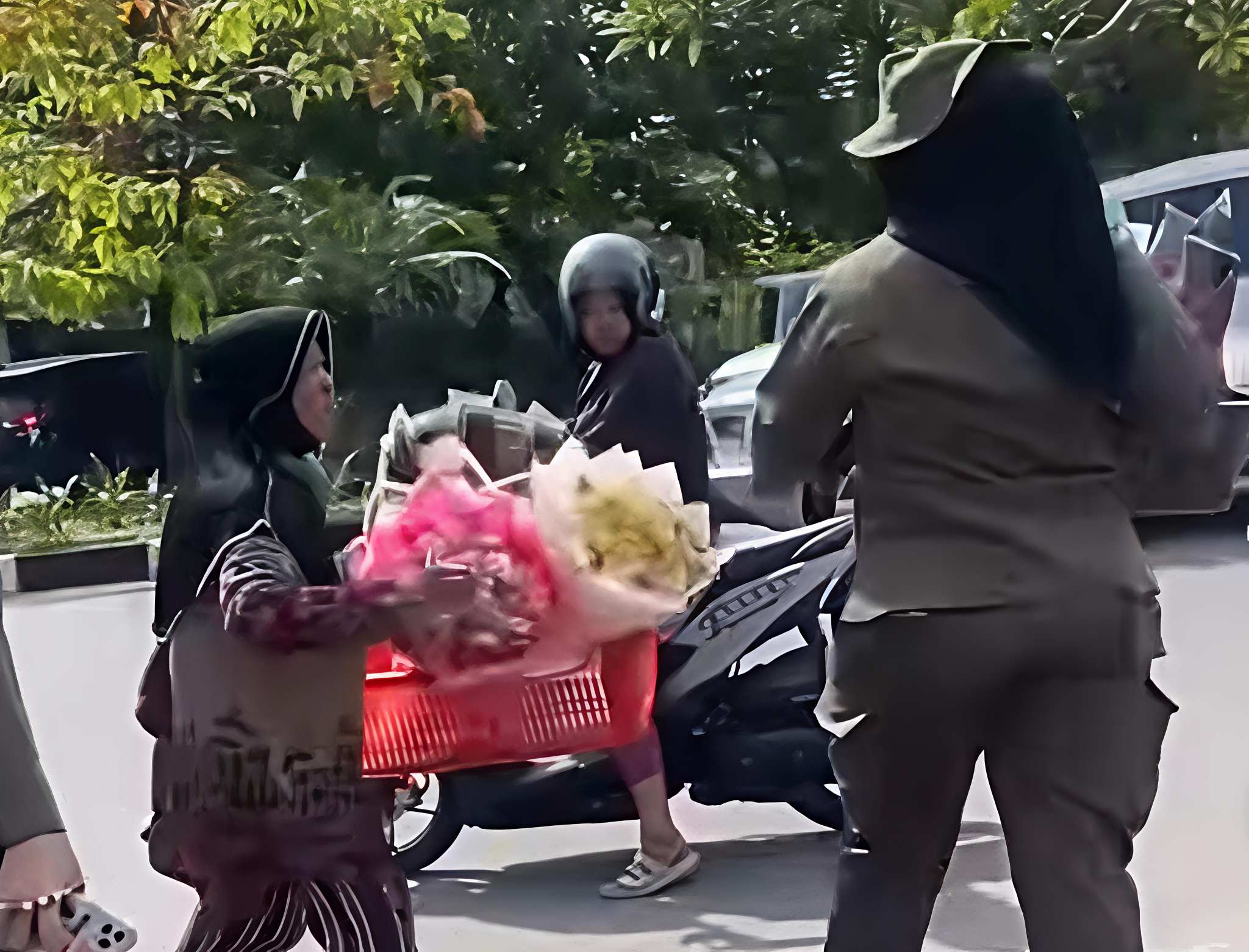 Tak Terima Ditertibkan, Pedagang Buket Bunga di Pekanbaru Adu Mulut dengan Satpol PP 