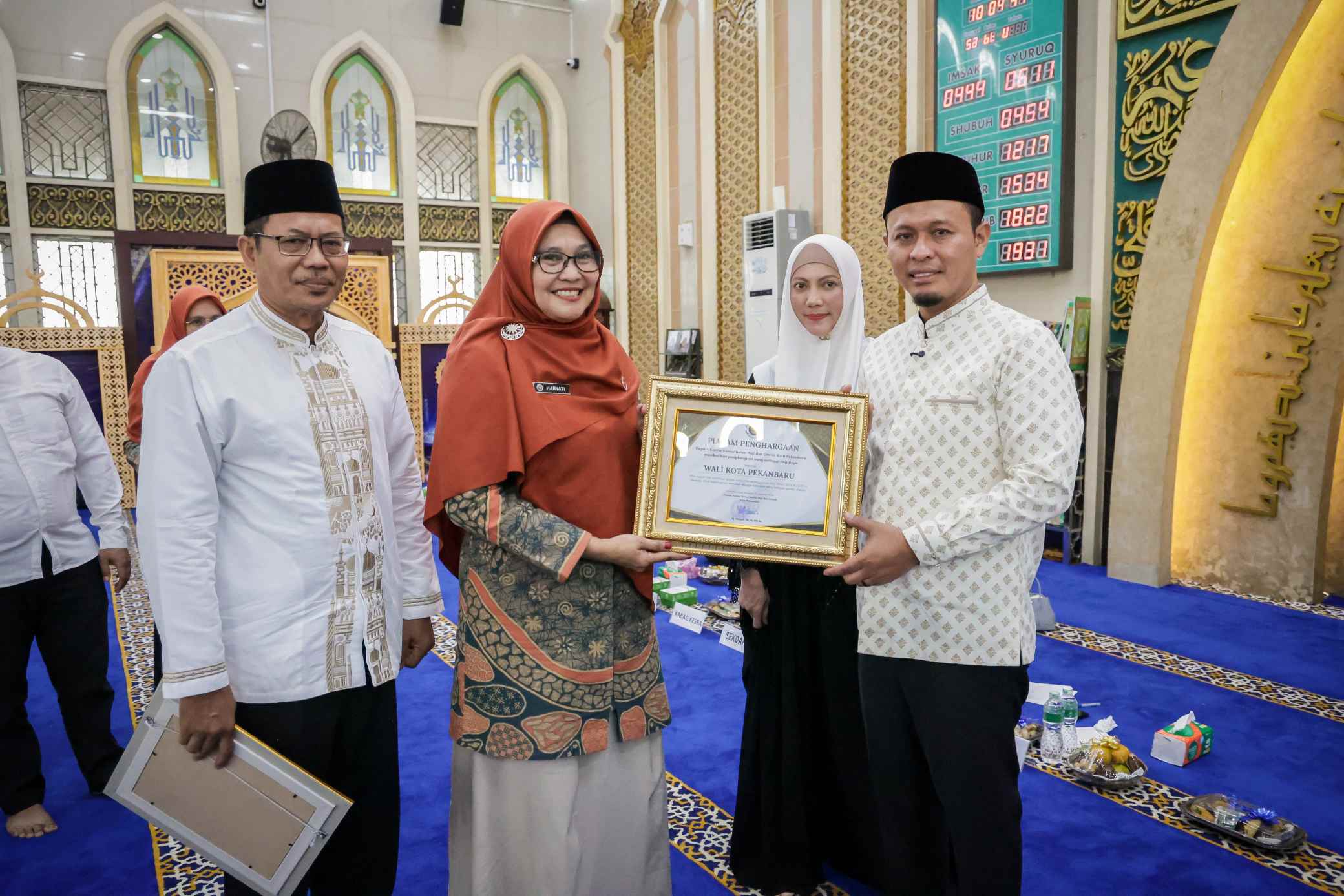 Tanggung Penuh Biaya Domestik Haji, Wako Pekanbaru Terima Penghargaan dari Kemenhaj