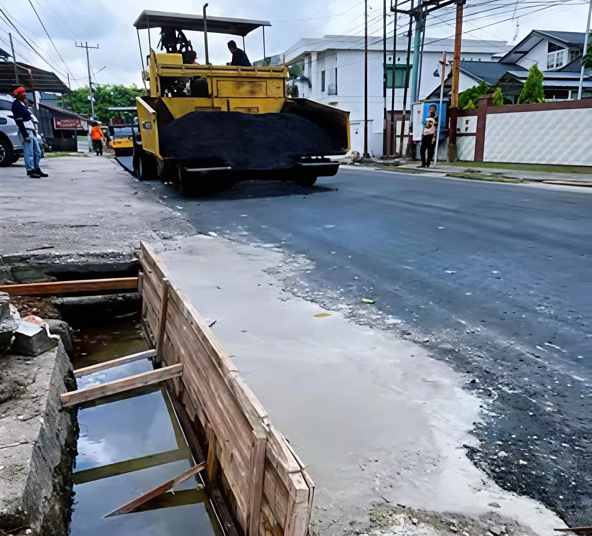 Jalan Diaspal Ulang, Pemko Pekanbaru Juga Benahi Drainase Jalan Sekolah 