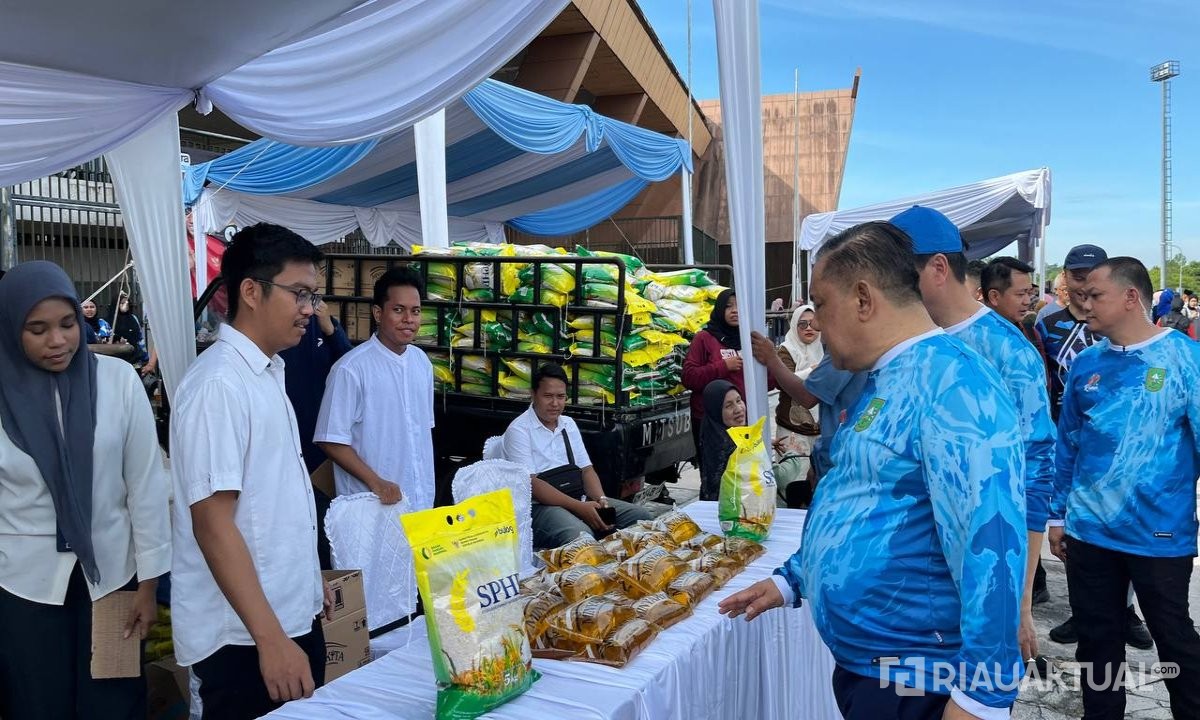 Plt Gubri Tinjau Operasi Pasar Murah di Stadion Utama Riau