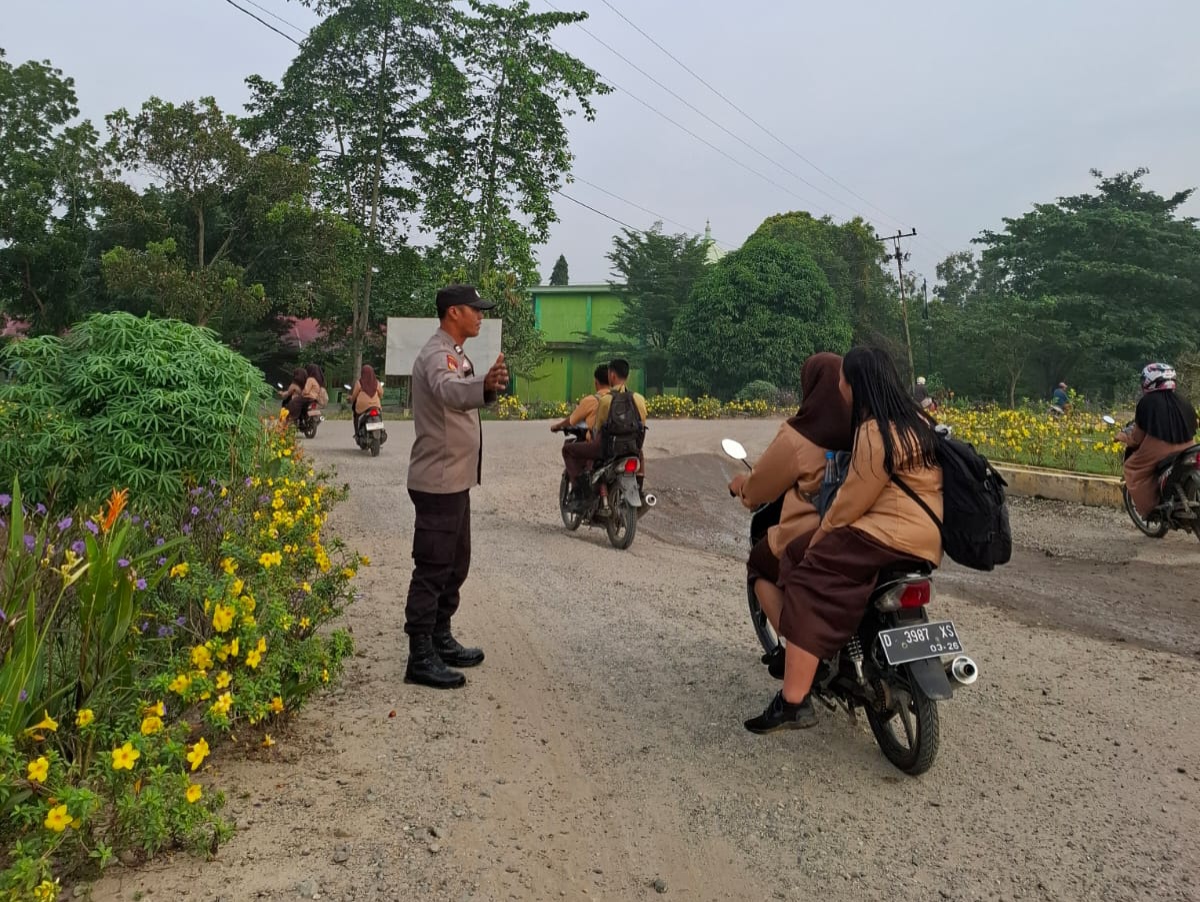 Polsek Bangko Pusako Hadir Jaga Kelancaran Arus Lalu Lintas di Sejumlah Titik 