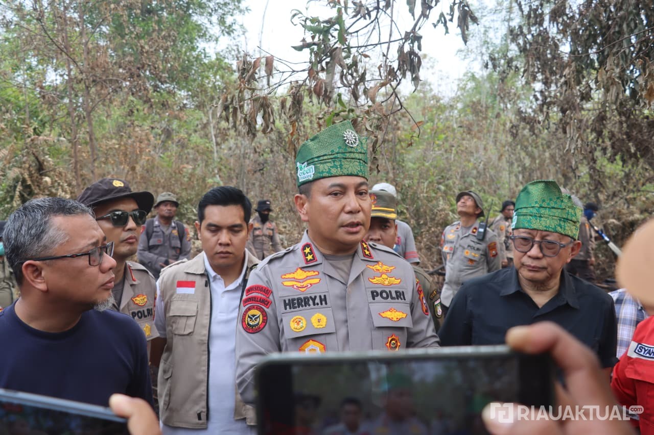 Kapolda Riau dan Rocky Gerung Turun ke Titik Api di Dumai