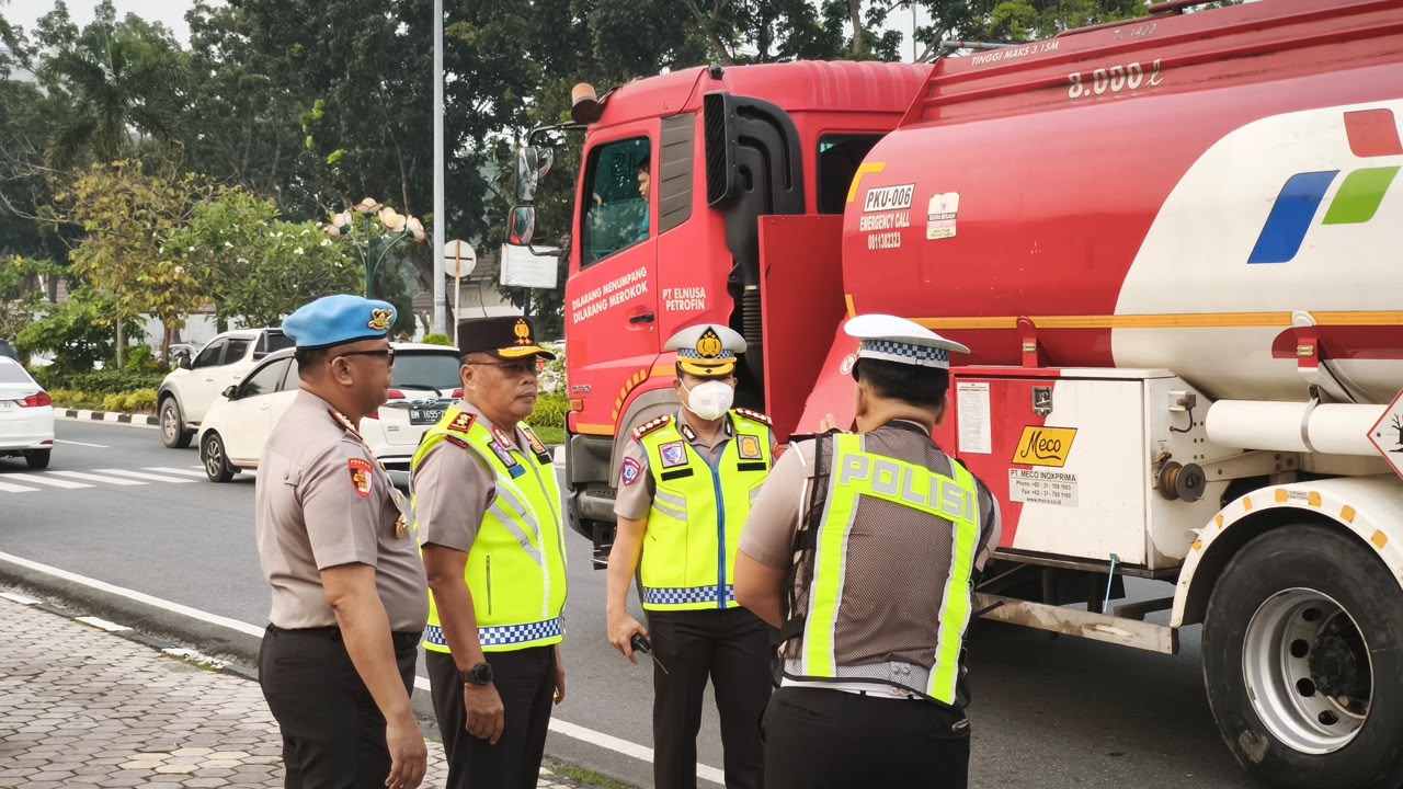 Kapolda Riau Turun ke Jalan Pantau Lalu Lintas di Pekanbaru