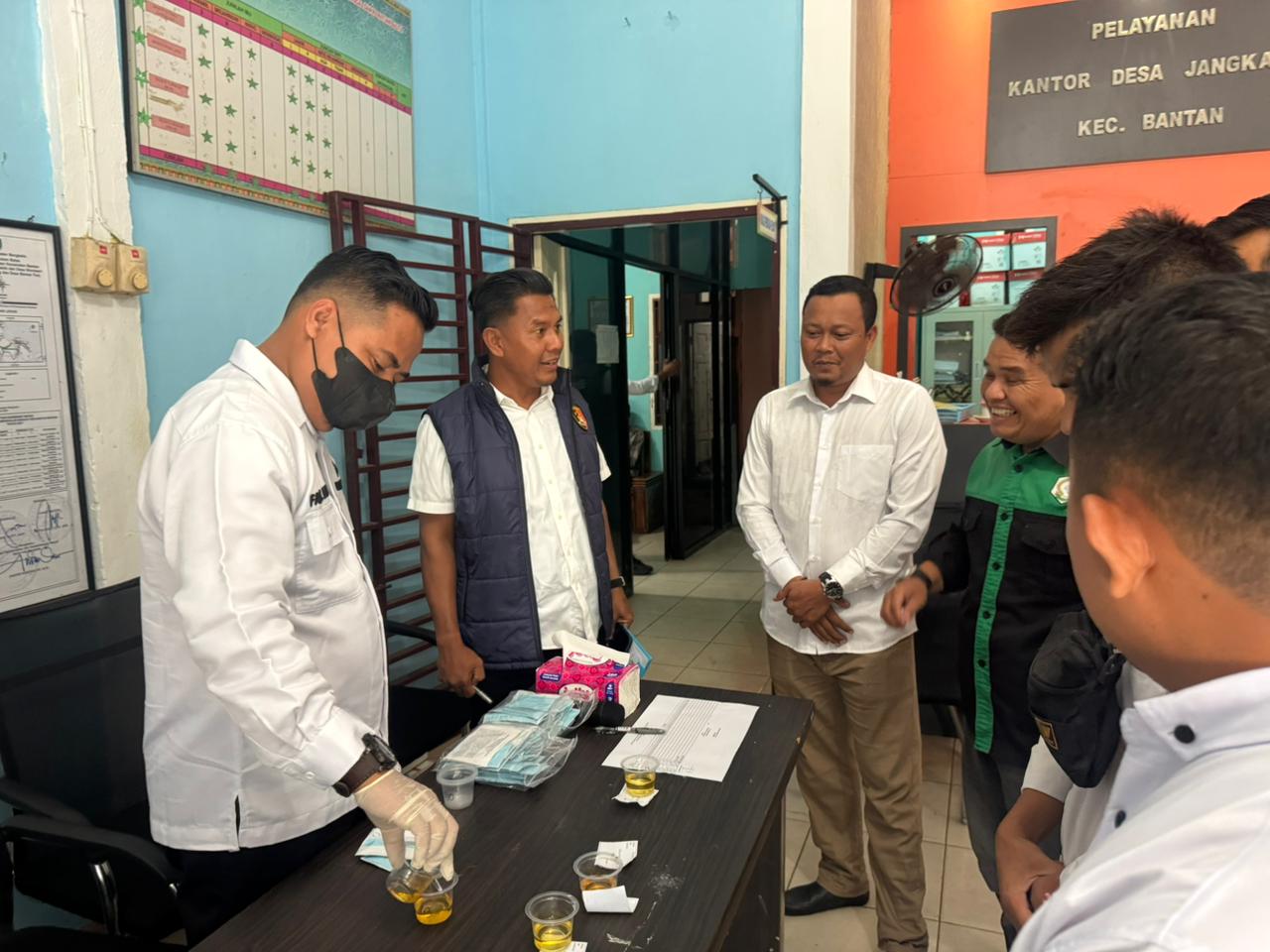 Cek Urine di Kantor Desa Jangkang, Staf Linmas Positif Narkoba dan Bandar Ditangkap