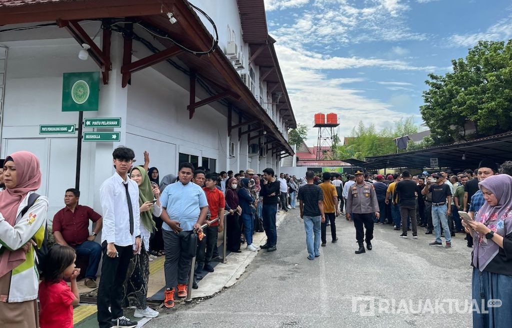 Ratusan Warga Padati PN Pekanbaru, Dukung Abdul Wahid Jelang Sidang
