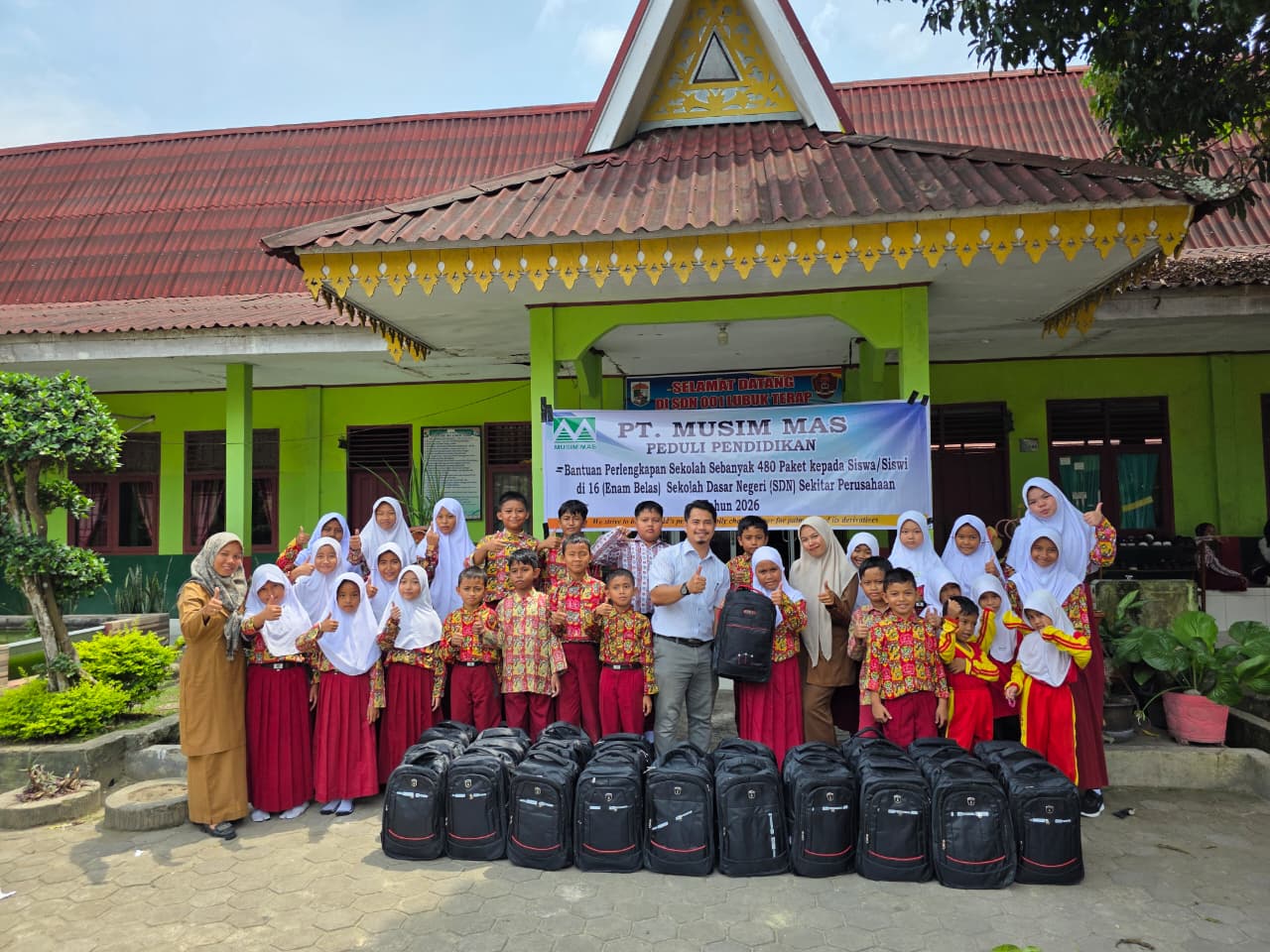Dukung Pendidikan, Musim Mas Salurkan 480 Bantuan Perlengkapan Sekolah ke 16 SD di Pelalawan