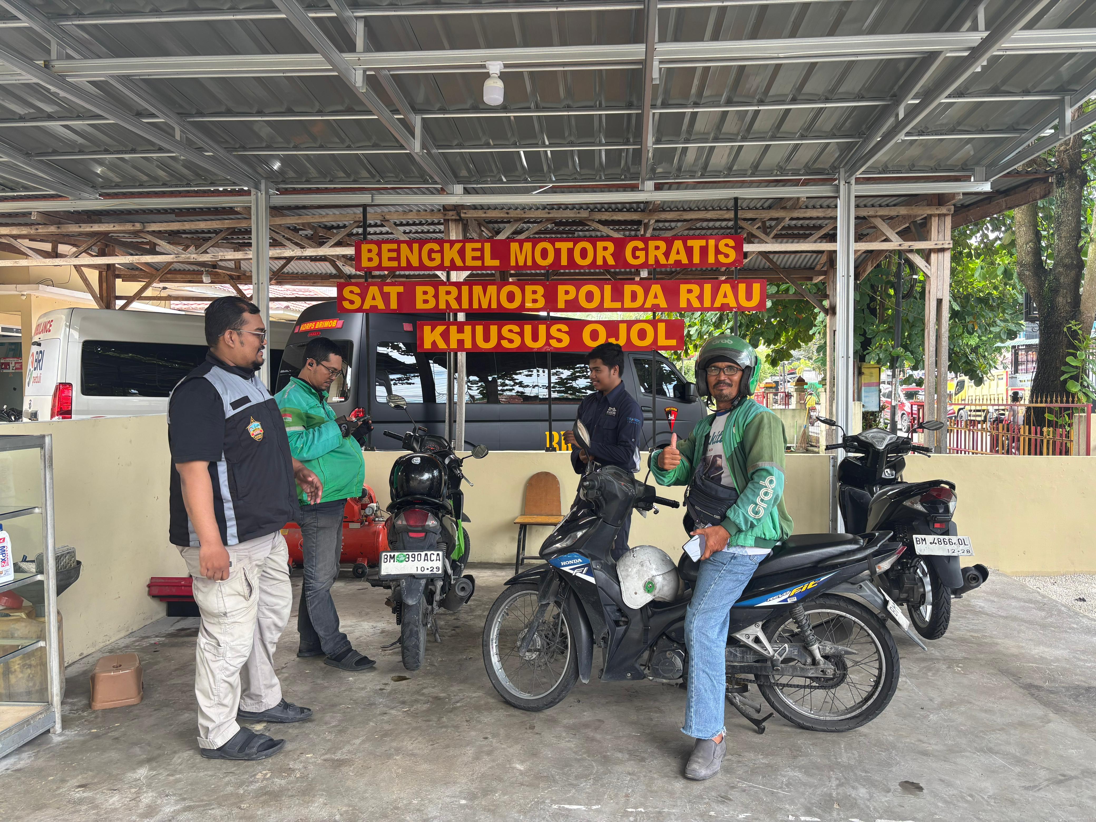 Bengkel Gratis Brimob Diserbu Ojol di Pekanbaru, Servis-Oli Tanpa Biaya