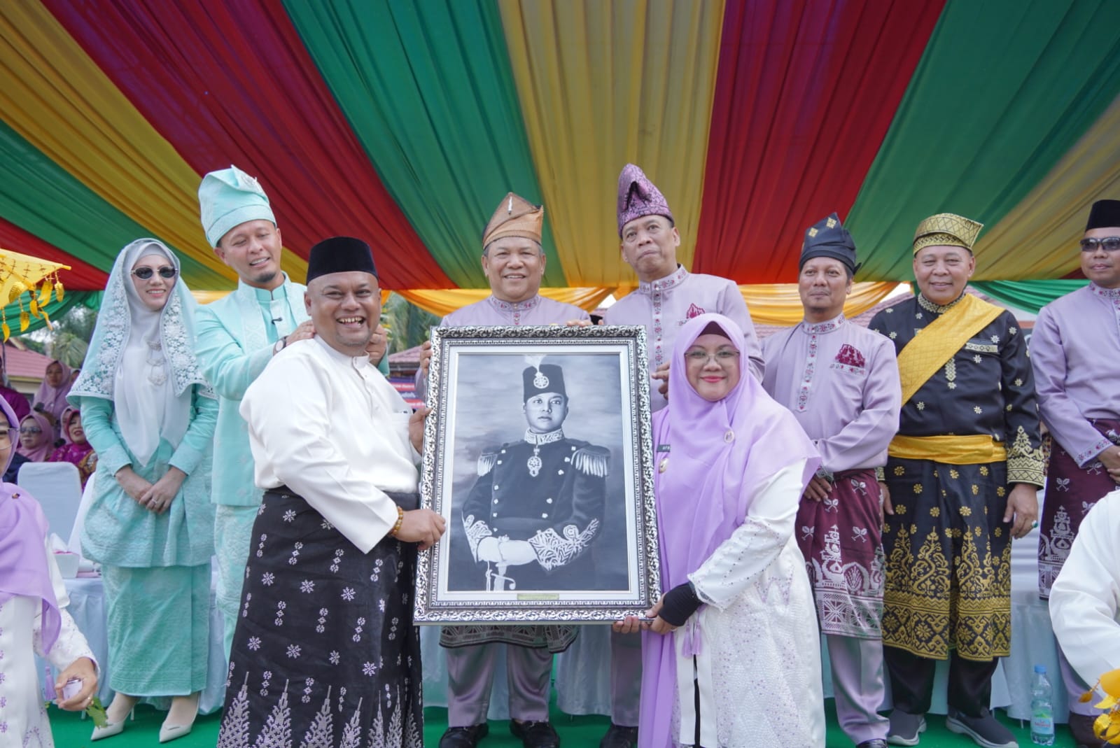 Bupati Siak Hadiahkan Foto Sultan Syarif ke Plt Gubernur saat Pawai Kafilah MTQ ke- 44 Riau