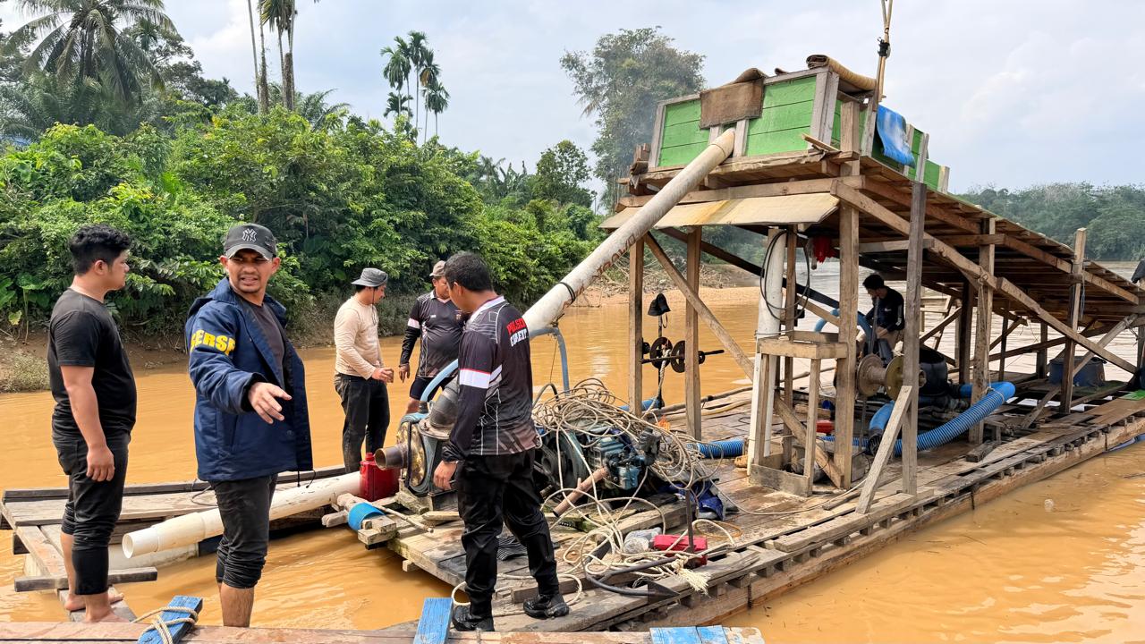 Polisi Sempat Dilempari Batu Saat Musnahkan Rakit PETI di Sungai Kuantan Kuansing
