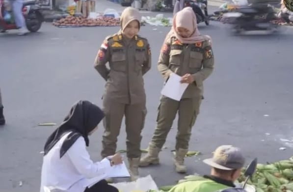 Satpol PP Pekanbaru Peringatkan Pedagang Pasar Ahmad Yani Patuhi Jam Jualan 