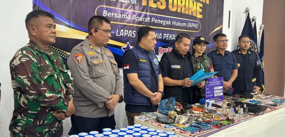 Razia Gabungan di Lapas Pekanbaru, Ratusan Barang Terlarang Ditemukan di Kamar Napi