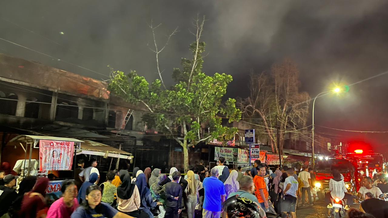 Api Kembali Menyala di Pasar Atas Bangkinang, Damkar Berjibaku Padamkan