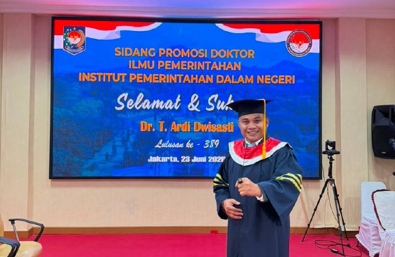 Camat Marpoyan Damai Raih Gelar Doktor, Disertasi Bahas Kinerja ASN
