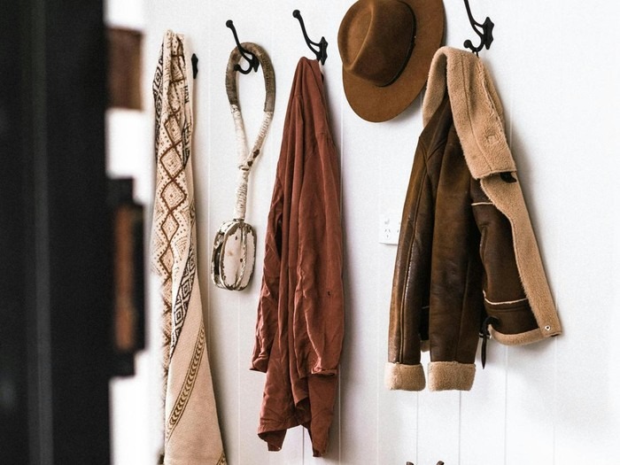 Benarkah Gantung Pakaian Kotor di Kamar Mengundang Jin? Ini Penjelasannya