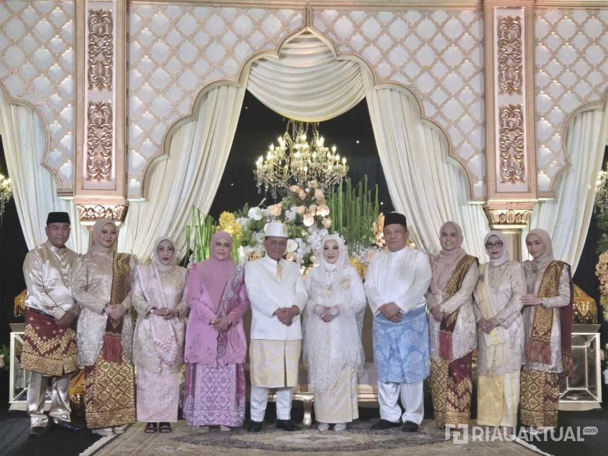 Berlangsung Sakral, Plt Gubri Jadi Saksi Pernikahan Bupati Rohil