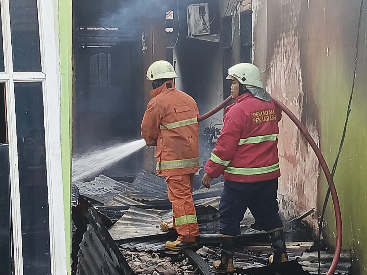 Rumah Bulat dan Dua Pintu Kontrakan di Pekanbaru Terbakar