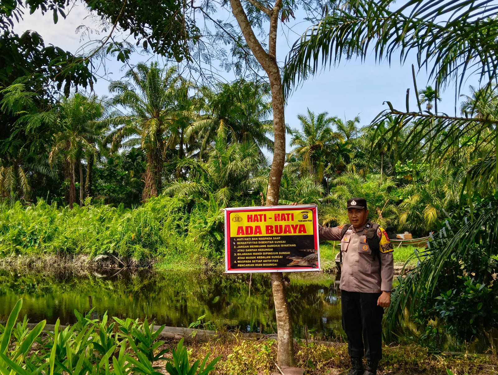 Waspada Buaya, Polsek Bangko Pusako Pasang Spanduk Peringatan di Bantaran Sungai
