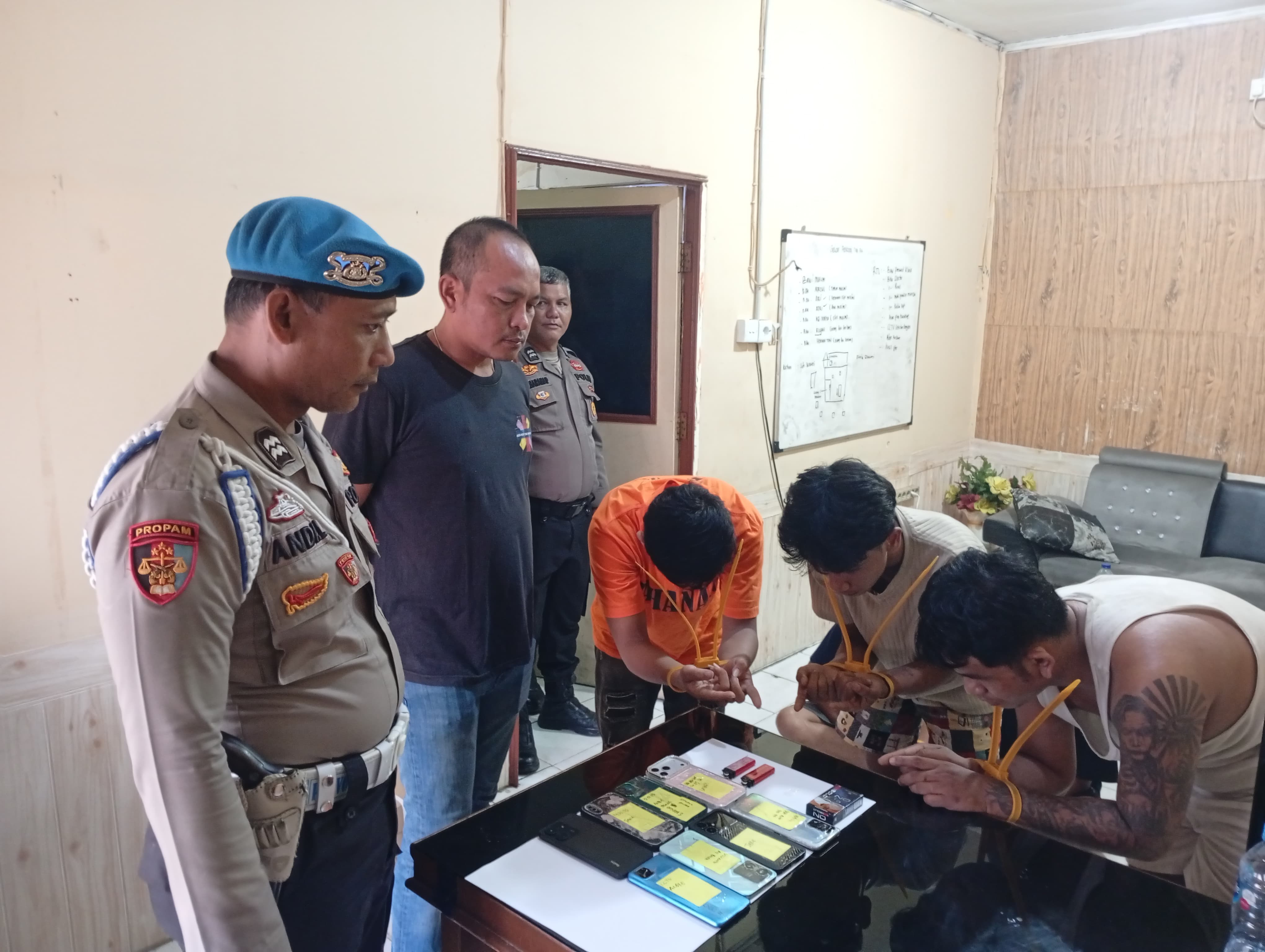 Polisi Gerebek Sarang Narkoba di Siak, Pelaku Sembunyi di Sumur dan Plafon
