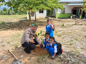 Green Policing, Polsek Rimba Melintang Ajak Anak TK Dahlia Rohil Tanam 2 Bibit Alpukat
