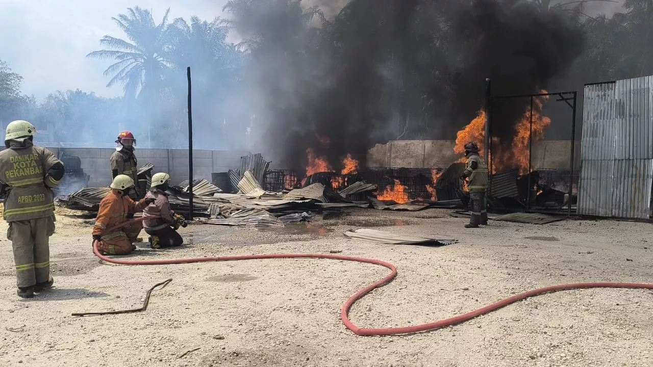 Diduga Korsleting Listrik, Gudang Solar di Pekanbaru Ludes Dilalap Api