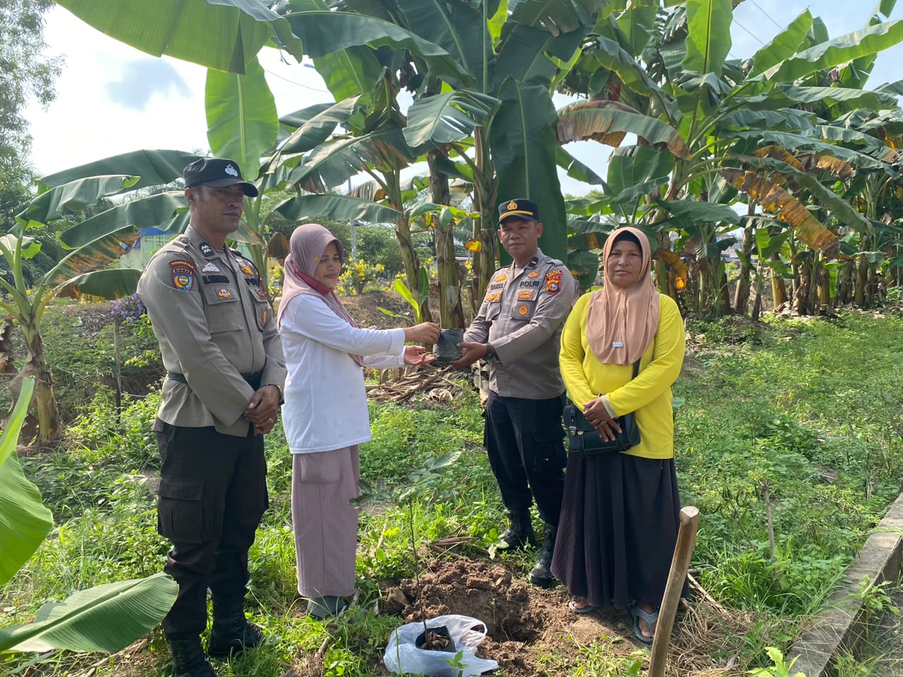Tanam 5 Pohon Matoa, Polsek Bangko Pusako Gaungkan Green Policing