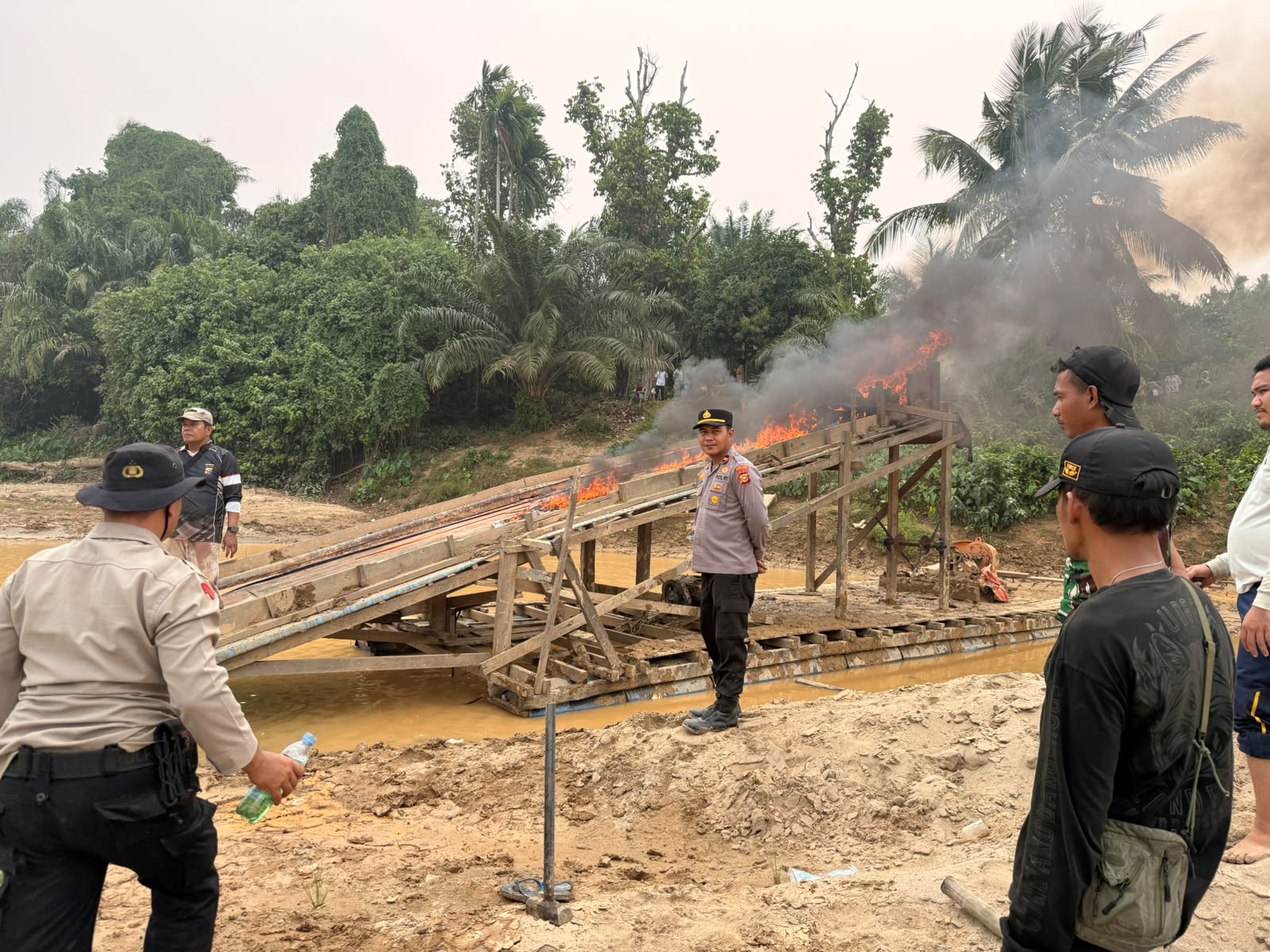 Polisi Tertibkan 29 Rakit PETI di Sungai Batang Kuantan Kuansing