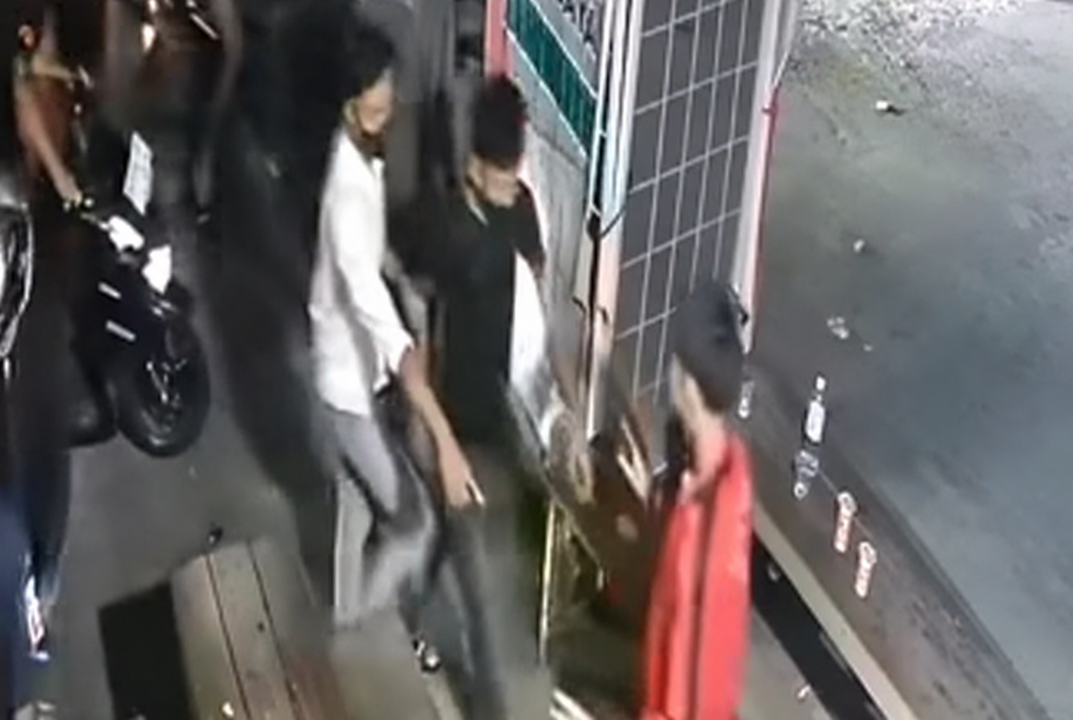 Pemuda Disatroni Belasan Orang saat Nongkrong di Kedai, HP Dirampas 