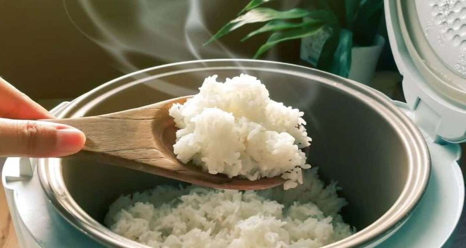 Nasi Panas Vs Nasi Dingin Dihangatkan, Ini Perbandingan Risiko dan Manfaatnya