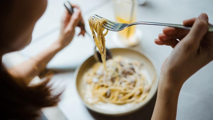 Jarang Disadari, 3 Kebiasaan Makan Seperti Ini Justru Buruk Bagi Lambung