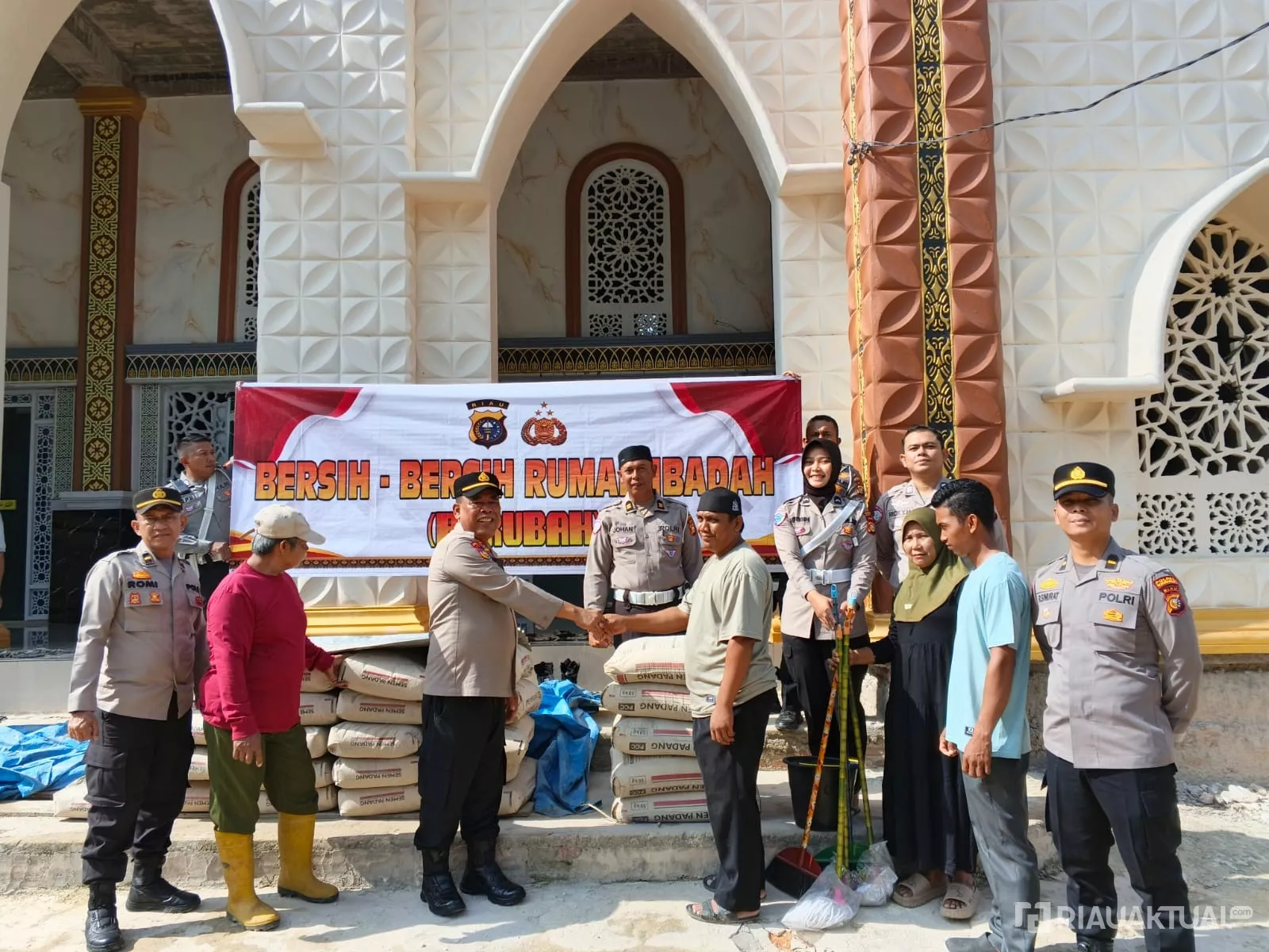 Kepedulian Polri, Polres Rohil Bantu Semen dan Alat Kebersihan untuk Masjid Nurul Iman