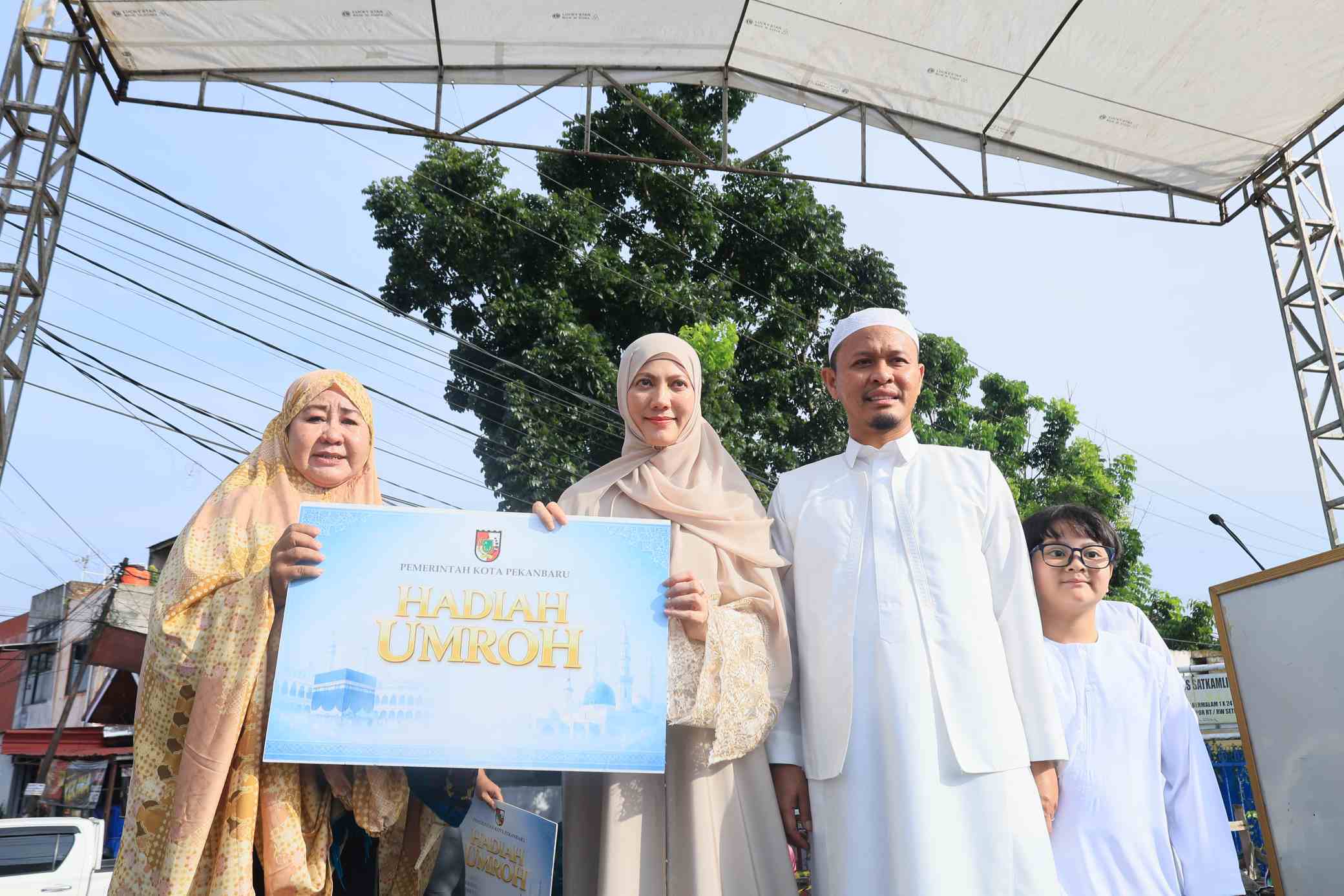 Rahmat dan Seorang Janda di Pekanbaru Terima Hadiah Umroh Saat Salat Iduladha Bersama Wako Agung 