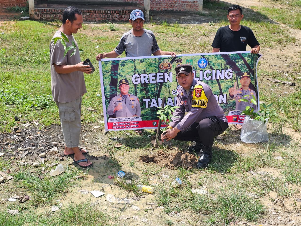 Green Policing, Polsek Rimba Melintang Tanam Pohon Bersama Warga Rohil