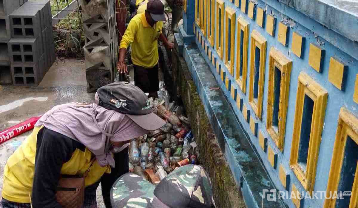 Jadi Biang Kerok Banjir, PUPR Pekanbaru Bersihkan Tumpukan Sampah di Drainase Jalan Kaswari 