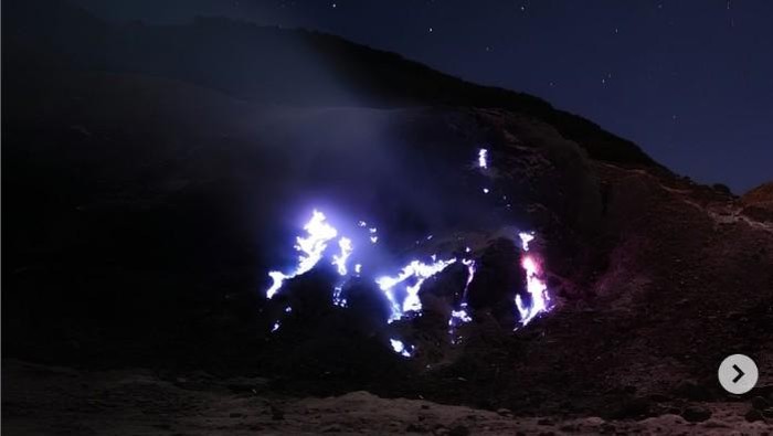 Fenomena  Blue Fire Muncul di Kawah Manuk Gunung Papandayan Jawa Barat
