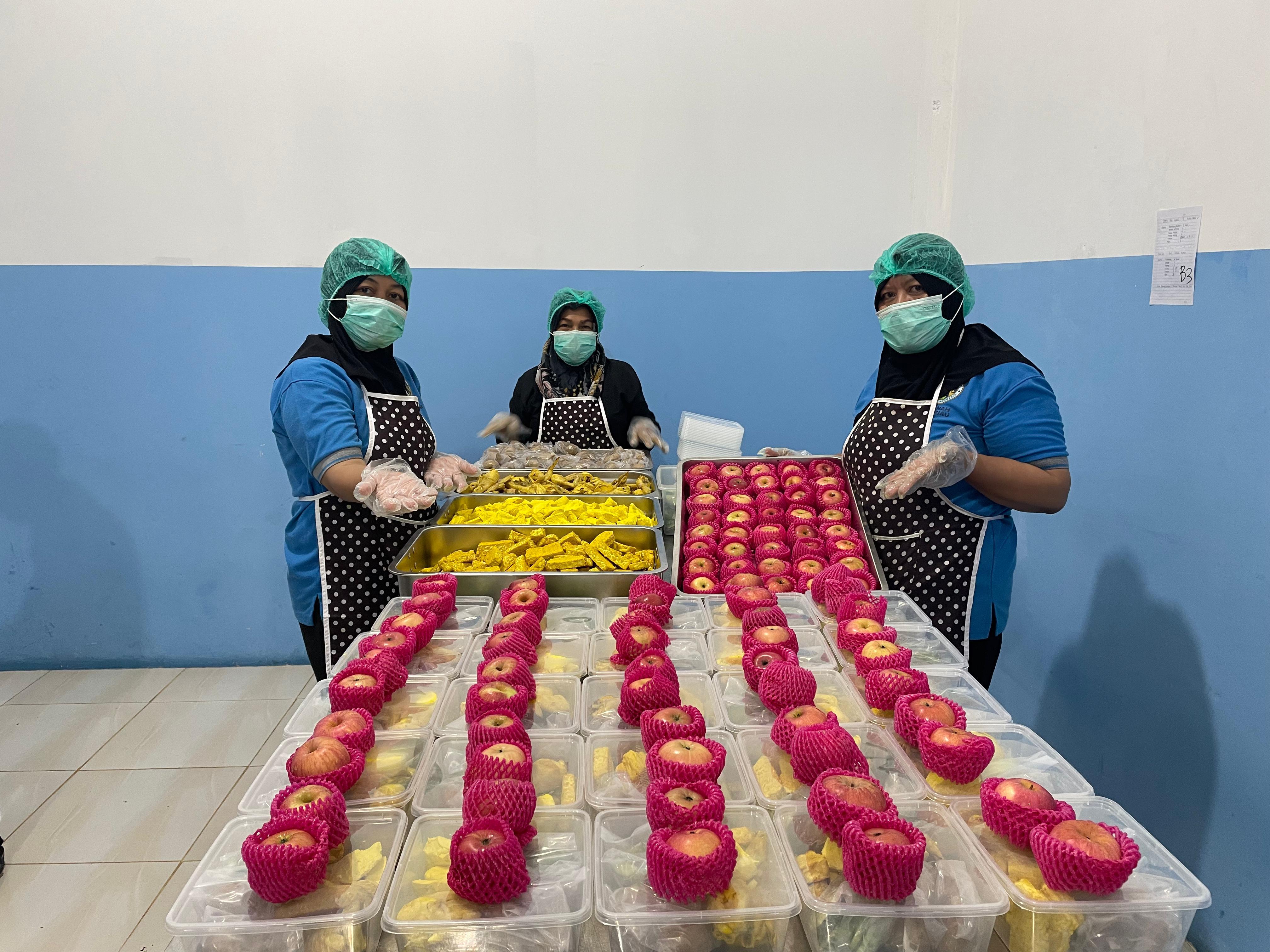 Ayam Ungkep Hingga Buah Apel, SPPG Bencahlesung Siapkan Makanan Bergizi  Terbaik 