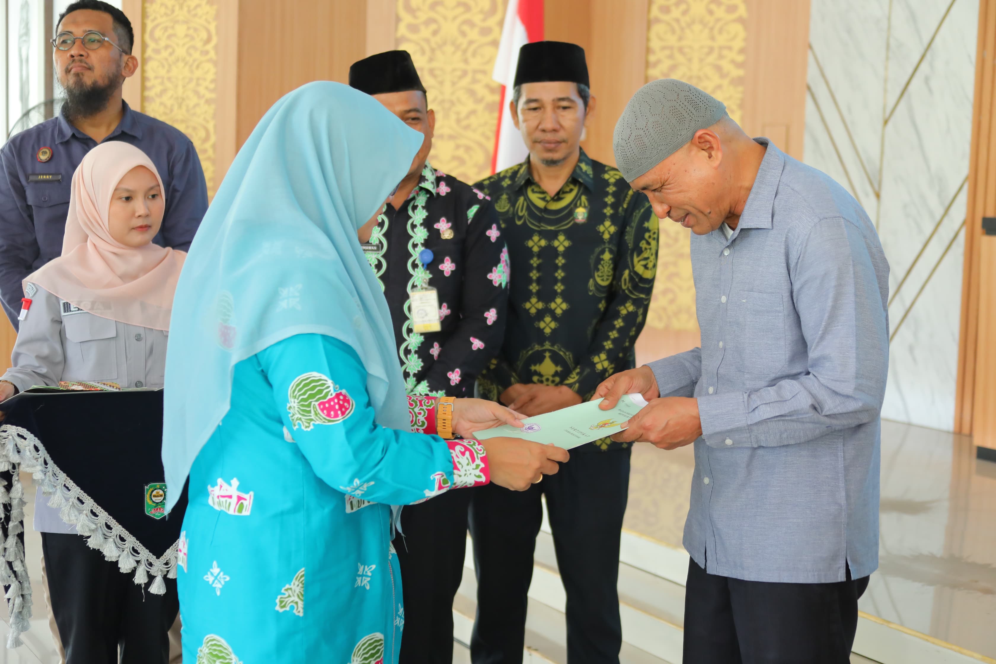 Penantian 20 Tahun, Warga Balaikayang Siak Akhirnya Terima SHM