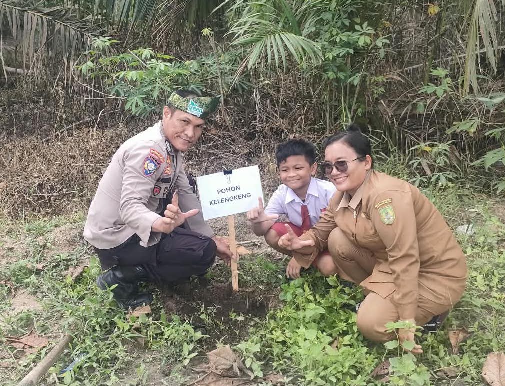 Polisi Masuk Sekolah di Rohil, Polsek Rimba Melintang Tanam Pohon Sekaligus Edukasi Lingkungan