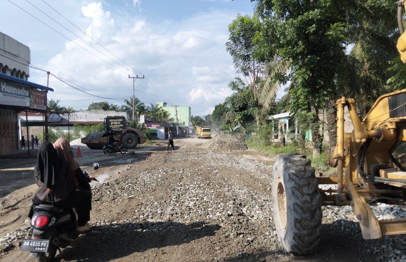 UPT Jalan dan Jembatan Wilayah II PUPR Riau Perbaiki Ruas Jalan di Rohil