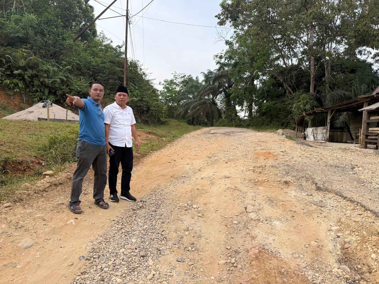 Ade Firmansyah Tinjau Jalan Rusak di Mudik Ulo Kuansing, Janji Perjuangkan Perbaikan