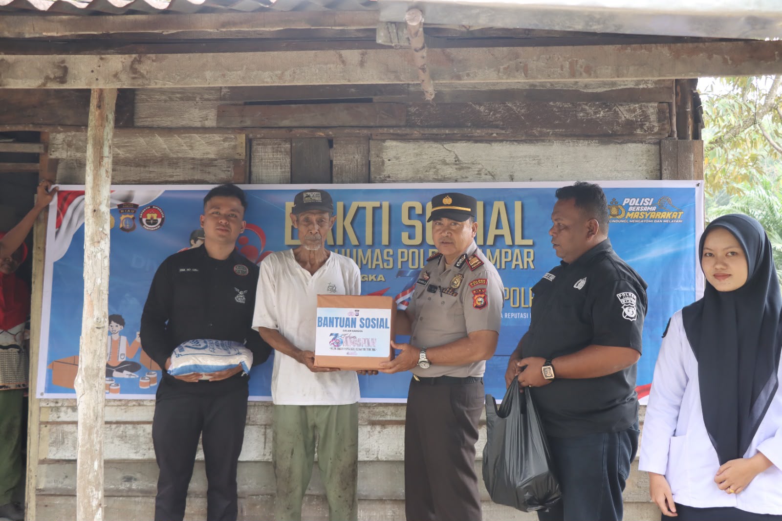 Sambut HUT ke-75 Humas Polri, Polres Kampar Salurkan Sembako kepada 10 Keluarga Kurang Mampu