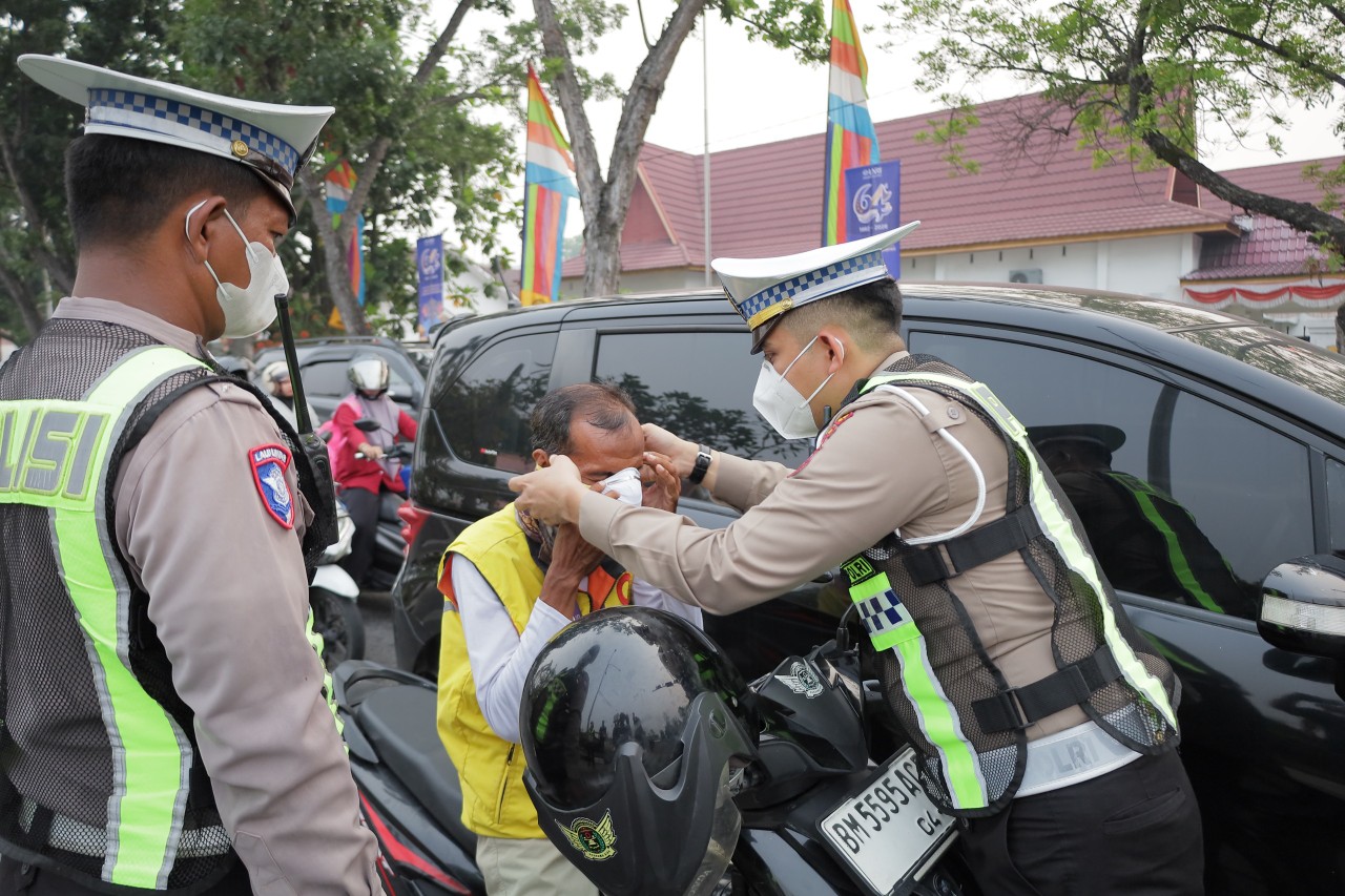 Udara Tak Sehat, Polresta Pekanbaru Bagikan 1.300 Masker N95