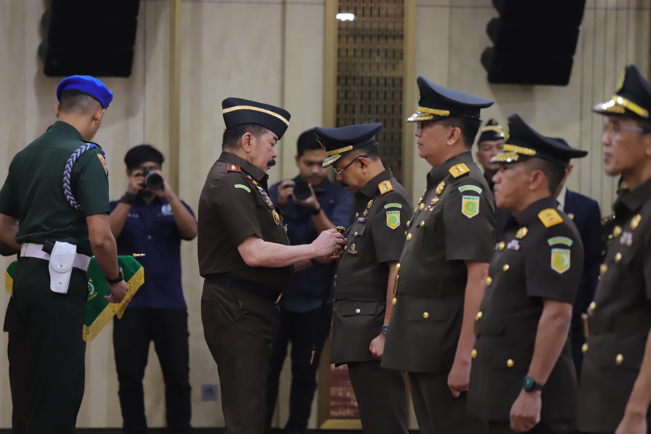 Enam Pejabat Utama Kejagung Dilantik, Asep Nana jadi Wakil Jaksa Agung, Kuntadi Resmi Duduki Kursi Jampidsus
