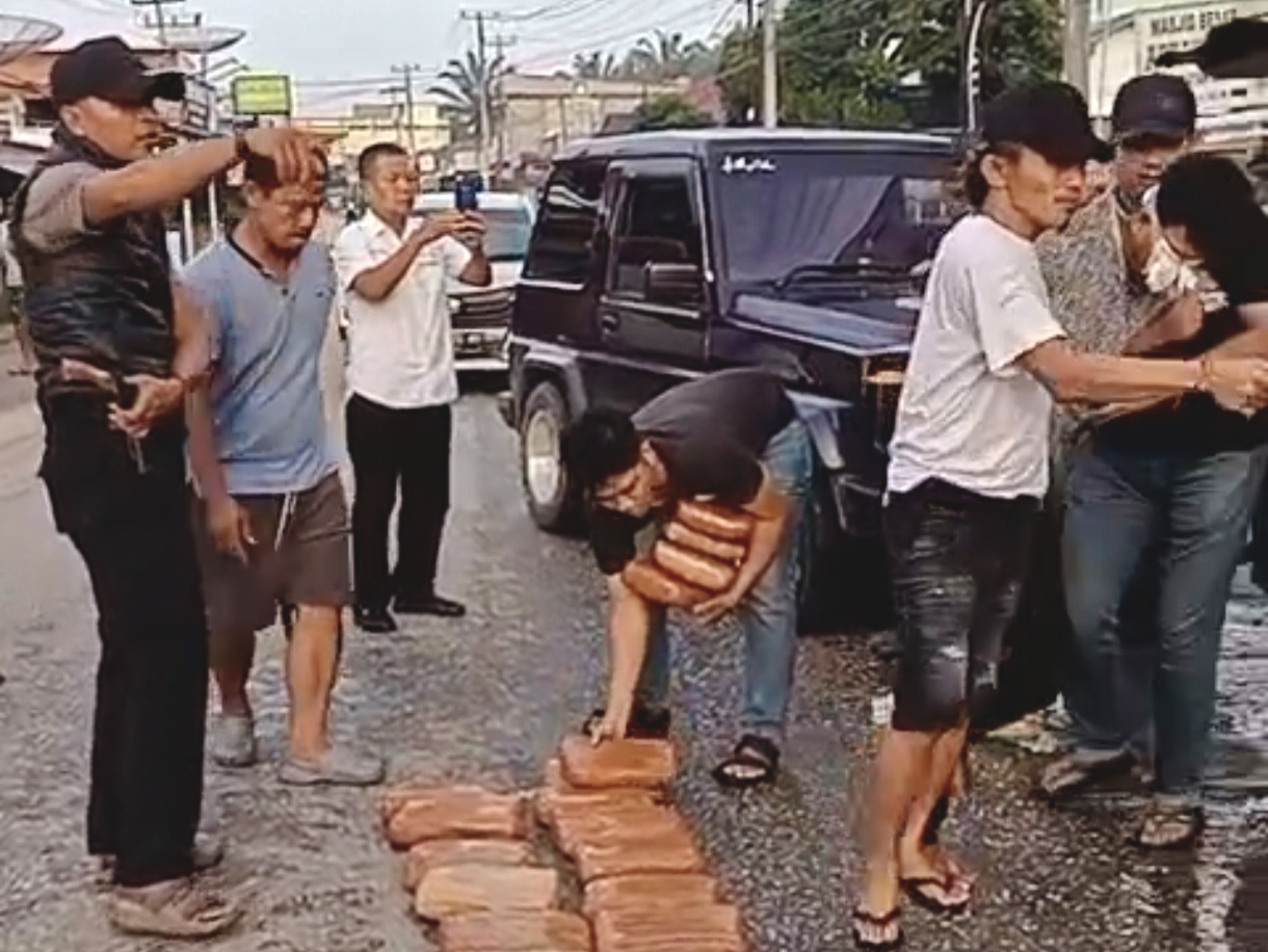 Dua Kurir 18 Kg Ganja Ditangkap Polisi di Kuansing