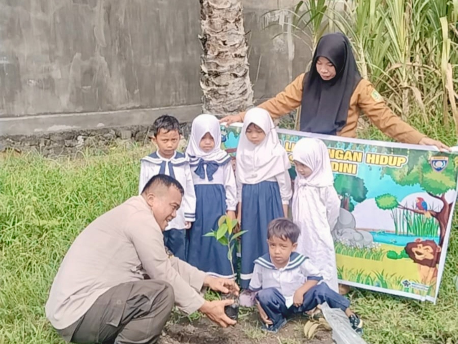 Polsek Rimba Melintang Edukasi Anak TK Program Green Policing Sekaligus Tanam Pohon