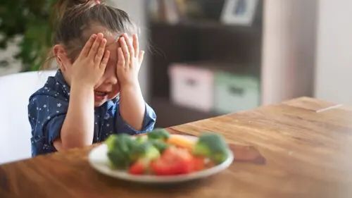 Anak Makan Sambil Bermain untuk Atasi GTM, Boleh Nggak Sih?