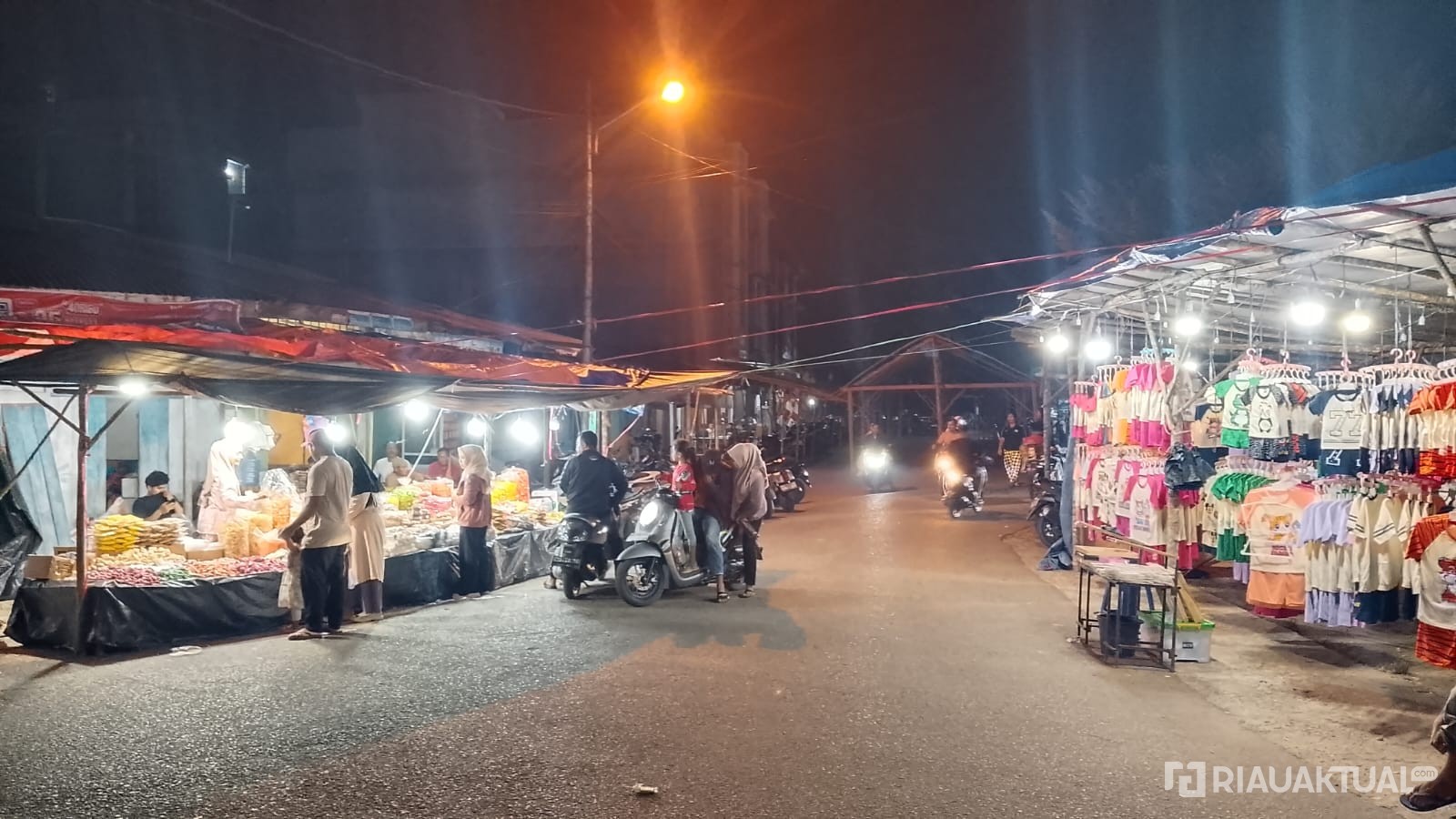 Jelang Pacu Jalur di Tepian Lubuak Sobea, Pedagang dari Sumbar Mulai Padati Baserah